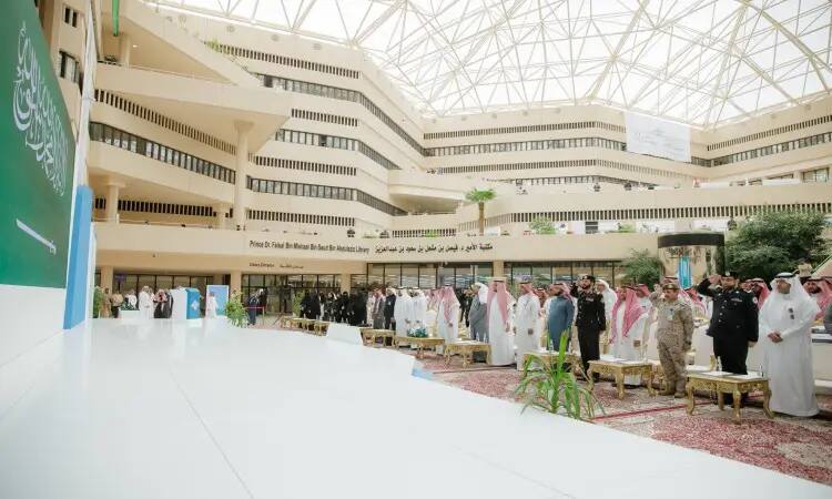 كبير ويقام ضمن فعاليات داخلية الملتقى في جامعة القصيم، حيث نرى المشاركين على السجادة الحمراء مرتدين عسكري الغترة أو الشماغ السعودي مع العقال والبشت السعودي، إلى جانب حضور عناصر الزي الرسمي. تتميز المكان بتعدد تعدده وسقفه الزجاجي، وتنتشر فيه لافتات أندية نزاهة الإيمان روح النزاهة والانتماء الوطني.