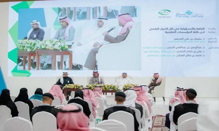 يجلس الرجال مرتدين الغترة أو الشماغ والعقال والبشت السعودي على المنصة خلال أربعة الملتقى المطبخ في جامعة القصيم، بينما تُواجههم قاعة الحضور. وخلفهم على شاشة كبيرة بثٌ لصورتهم بالإضافة إلى نصوص عربية وشعارات أندية نزاهة وعدد من الجمعية السعودية.