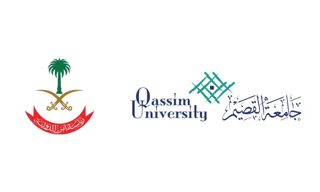 يوجد شعاران على خلفية بيضاء: على أبيض يظهر شعار رئاسة الحكومة، والذي يتضمن سيفين متقاطعين ونخلة مع كتابة عربية، ويعلوه العقال السعودي الأصلي. أماه على اليمين، فيبرز شعار جامعة القصيم باللغتين العربية والإنجليزية، بجانب شماغ سعودي وبشت أنيق، في إشارة إلى التعاون المبرمة بين الجهتين.