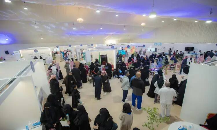 A large crowd gathered inside the illuminated hall that embraces the pavilions of the Mudhana Center, where many of the attendees wore the ghutra or shemagh and aqal, which adorned the Saudi bisht in a scene that embodies Saudi authenticity. The event is characterized by awareness and education, and the presence of His Highness the Emir of Qassim Province, which adds to the character of the event and the attention of the wise leadership, and is part of the activities of Qassim University.