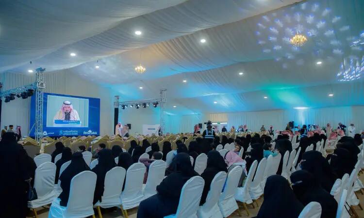 The event was held in an open space and focused on awareness and health education, with a large number of participants in attendance. Leading the line were those wearing black abayas, followed by many of the attendees wearing the Saudi Ghutrah, Shamakh, and Eqbal, reflecting authenticity and national identity. In this case, the LCD screen on the white ceiling, from which hangs lampposts and is surrounded by modern theatrical lighting, is a fitting tribute to Qassim and its academic prestige.