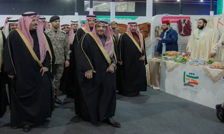 حضرٌ من رجال السخانات والشماعات والعُقُل والبشوت السعودية، إلى جانب عدد من العسكريين بزيهم الرسمي، أحد المعارضين الداخليين المصاحب لمهرجان الجامعة في جامعة القصيم. وتجول الحضور بين الأجنحة التي تميزت بتنوع المأكولات والتراث والشعوب، حيث أبدى البعض ابتسامتهم خلال الجولة فيما اكتفى بإذن بتأمل اللوحات الثقافية الزاخرة بالموروث والتنوع.