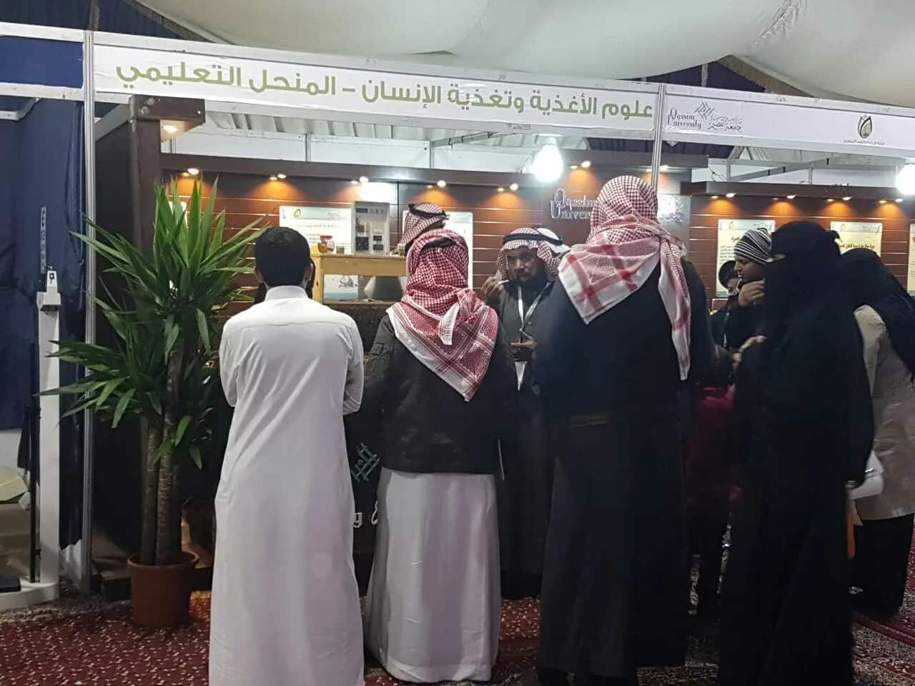مجموعة من الرجال الغترة أو الشماغ والعقال والبشتاء السعودي، والسيدات بزيهن التقليدي، اللمسون الأمامي في جناح العجزة باللغة العربية في مهرجان ربيع بريدة. ويمثل هذا الجناح جامعة القصيم، وينتج ملصقات تعريفية حول البرامج الخدمية والتثقيفية التي توفرها الجامعة، بالإضافة إلى وضع نبتة زينة في سياق المستند إلى طابع جمالي.