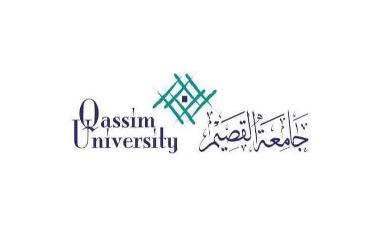يشتمل شعار جامعة القسيم على اسم الجامعة باللغة الإنجليزية على منحها، واسمها باللغة العربية على اليمين، ويتوسط الشعار تصميم الفيروزي يرمز إلى التميز والتميز. ويبرز الشعار هوية الجامعة ويعكس روح الأصالة من تفاصيل تفاصيلها من خلال الغترة السعودية والشم والعقال والبشت السعودي، ليمنح موظفو الجامعة إحساساً بالفخر والانتماء في إطار رسمي يعكس مكانة المؤسسة الأكاديمية.