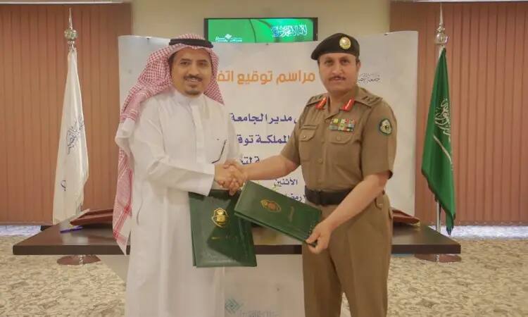 تبادل رجلان التحية بالتصافي، ويرتدي زيا أبيض مع شماغ سعودي ويقال وبشت سعودي، وسرعان ما يصبح عسكريا بلون فاتح. كلمة مرور كلنا بملف المملكة الخضراء خلال مراسم توقيع مستقلة، وذلك من خلال لوحة تحمل شعارًا خاصًا وإعلام المملكة العربية السعودية، في إطار تعاون رسمي بين جامعة القصيم ومدرسة تعليم القيادة.