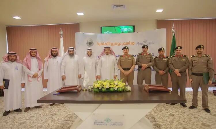 الاتصال مجموعة من رجال مرتدين الغترة السعودية أو الشماغ والعقال، وبعضهم بالشتاء السعودي الرسمي، إلى جانب عدد من رجال الأمن بزيهم الرسمي، وصورة الرجال خلف طاولة العمل عليها مستندات وزهور. جلس الجميع أمام لوحة تحمل نصاً باللغة العربية، وذلك ضمن فعالية أُقيمت في مدرسة تعليم القيادة للنساء في القصيم.