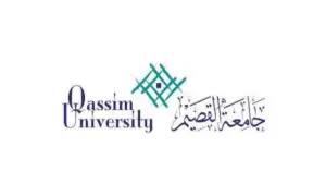 شعار جامعة القصيم يشمل نصوصاً عربية وإنجليزية مميزة، تصبغها وتفصل بينها زخرفة جزئية وزرقاء احترام الهوية الوطنية. يبرز الشعار القانونى والتزام الجامعة بالاعتماد الأكاديمي. ويظهر في التصميم إبراز للانتماء الوطني عبر صورة رمزية لطالب يرتدي الغترة أو الشماغ مع العقال والبشت السعودي، ما ينتج المصور الرسمي ويعبّر عن أصالة السعودية المتجذرة في بيئة الجامعة.