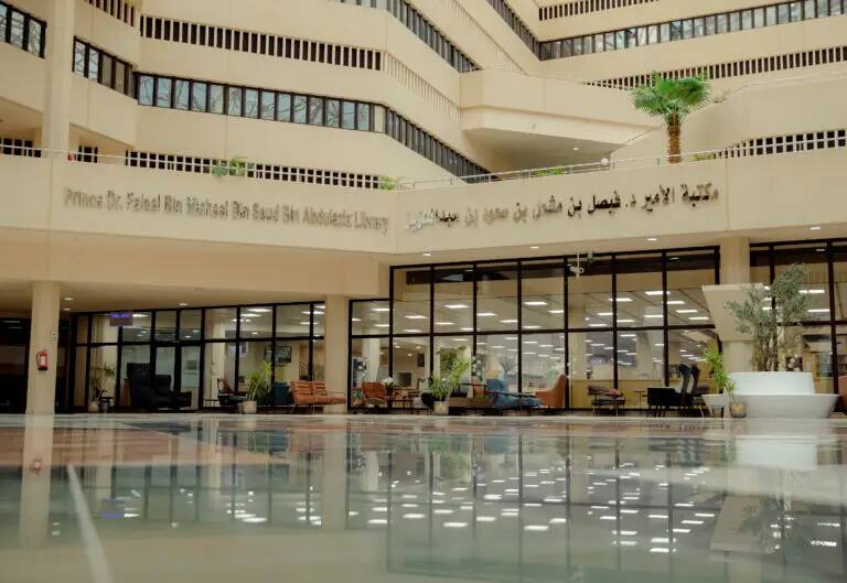 تُصمم قاعة الصورة الداخلية الحديثة لمكتبة ذات نوافذ واسعة، ومناطق جلوس مريحة، ونباتات جذابة بأصص، وأرضيات مشرقة. وييلو مدخل المكتبة لوحة تحمل اسم "مكتبة صاحب السمو الملكي الأمير الدكتور فيصل بن مشعل بن سعود بن عبدالعزيز" باللغتين العربية والإنجليزية.