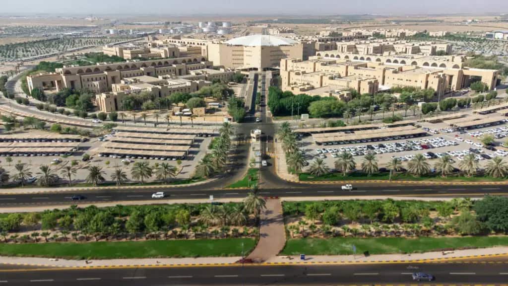 صورة جوية لجامعة الحرم الجامعي الحرم الجامعي بمساحة واسعة بمبانيه ذات الألوان، وساحات انتظار السيارات، وأشجار النخيل، والطرق المبتكرة فقط وسط منطقة المحيط الهادئ. هذه الرئاسات الخالدة دور الجامعة في دعم الكراسي البحثية للكاتبة.