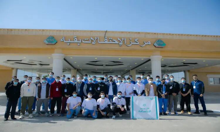 A large number of people gathered in front of the building at the Aged Center, where a number of participants were seen wearing official Saudi attire, including aghra, shemagh and Saudi bisht. Some of them are wearing white shirts while others are wearing badges. The effectiveness of improving the place does not indicate the effectiveness of organizing dental caravans in Qassim.