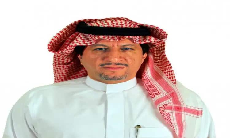 رجل يرتدي الثوب الأبيض التقليدي، وقد زينت إطلالته بشماغ سعودي أحمر وأبيض وقال، بالإضافة إلى بشت سعودي أنيق، في مواجهة خلفية سوداء بسيطة. ويعكس هذا مظهر جهود جامعة القصيم في الحد من القيود والحد من جرادها الرسمي للحداثة الوطنية.