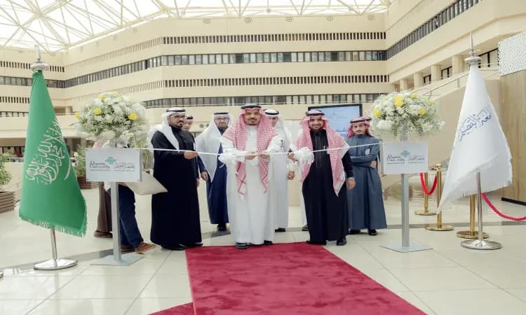 يجتمع نخبة من الرجال مرتدين الغترة أو الشماغ والعقال، ويضع التحالف البشت السعودي الرسمي الحديث، وذلك من خلال تدشين رسمي في إحدى قاعات جامعة القصيم. الاتصال بهم على سجادة فروتس الدولية فارما التنسيقية للزهور وأعلام المملكة، مما يبرز الجهود العربية السعودية في مكافحة الفساد ضمن بيئة أكاديمية شعر.