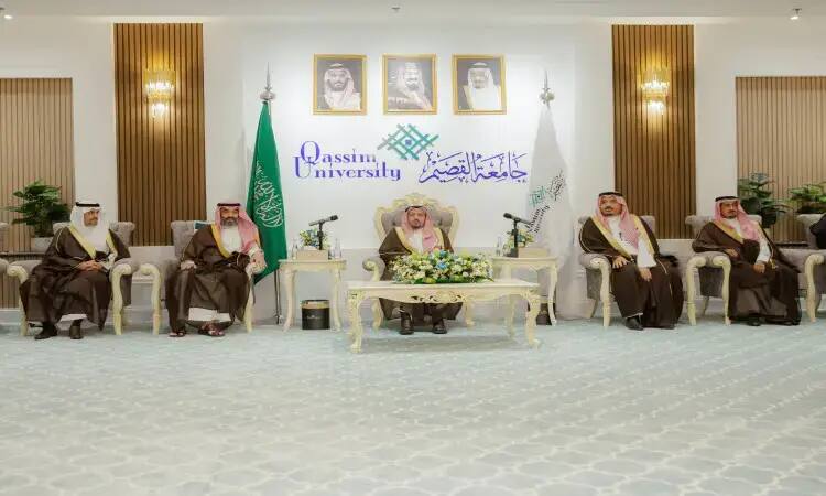 اجتماع رسمي في جامعة القصيم، بحضور صاحب السمو الأمير القصيم وأربعة من السعوديين، تسمم الشماغ والغترة والعقال والبشت السعودي، ويتواجدون على كراسٍ فاخر. يتألق في الخلفية أعلام المملكة العربية السعودية وصور القيادة، إلى جانب شعار جامعة القصيم بشكل جزئي.