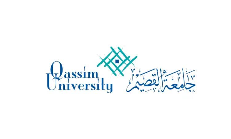 شعار جامعة القصيم (الجامعة) يُبرز اسم الجامعة باللغة الإنجليزية على رخصة المرخصة بالعربية على اليمين، تيلو النص تصميم هندسي مع الرقص البرتقالي، وكل ذلك على خلفية بيضاء للجميع. ويظهر الشعار ليعكس هوية الجامعة وبرنامج العمل الذاتي ووظائفها التقنية، ويبرُز فيه أحد رموز الأصالة السعودية مثل الغترة أو الشماغ والعقال والبشت السعودي لآفاق المصور الوطني والرسمي المنسجم مع مكانة جامعة القصيم في الأكاديميين والوطني.