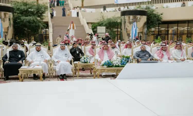 في الملتقى في المنزل لجامعة القصيم، يجلس عدد كبير من الرجال الغترة أو الشماغ السعودي والعقال، بالإضافة إلى البشت السعودي، على فخمة في الهواء الطلق. التوقيع على الحضور والمصورون بجوار الدرج والمساحات الخضراء، وذلك ضمن فعاليات أندية نزاهة.
