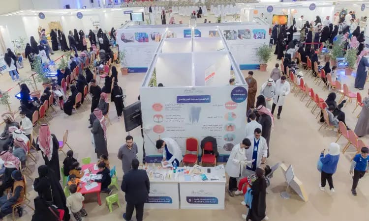 The Mudkhana Center witnessed the movement of lawyers during the health attendance held as part of the "Awareness and Education" campaign under the generous patronage of His Highness the Emir of Qassim, where attendees flocked in their official attire of Ghattar or Shemagh with the Saudi aqal and bisht, in addition to the oral and dental health awareness pavilions. Health staff from Qassim University - in their white coats - will provide guidance to hybrid men and women through informative presentations and specialized educational platforms.