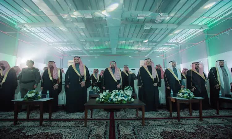 أتجتمع من الرجال مرتدين الغترة أو الشماغ السعودي مع العقال، وقد أضافوا على هيئاتهم الرسمية البشت السعودي، في قاعة مضاءة بشكل أنيق ومزينة ورود وسجاد ذي نقوش تراثية، وذلك خلال حضورهم مهرجان الجامعة المنعقد تحت رعاية صاحب السمو أمير منطقة القصيم، احتفاءً بتراث الشعوب في هذا المحفل.
