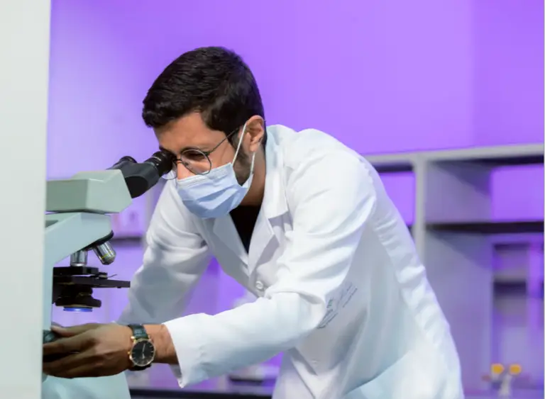 لا أحد من العلماء، ابتكر مختبرًا مختبريًا أبيضًا وكمامة، حيث نظر عبر المجهر داخل المختبر ذي الإضاءة الخاصة بنفسه احترام البيئة المتقدمة في مراكز الأبحاث في القصيم؛ حيث ترتدي العالم شماغاً سعودياً أو غترة سعودية بما في ذلك إمكانية ظهور المظهر الرسمي للمؤسسة.
