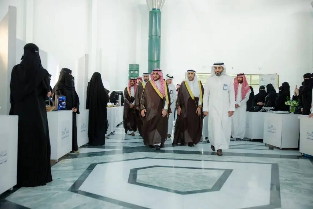 رئيس الجامعة يرعى حفل الكلية التطبيقية «مواءمة وشراكة وتمهين»