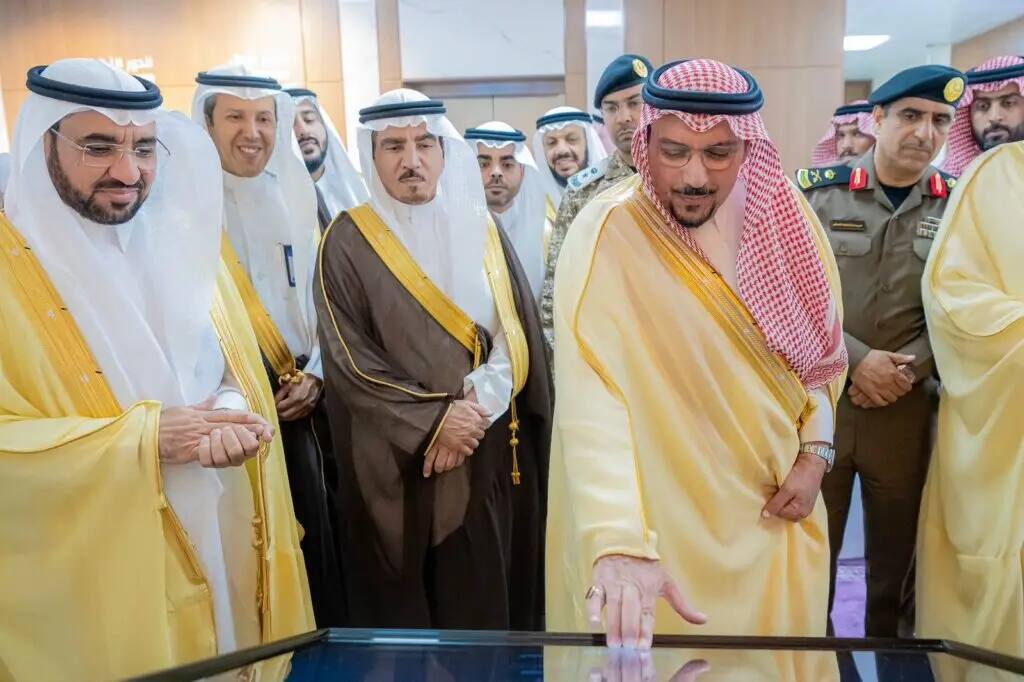 يجتمع مجموعة من الرجال الزي السعودي الرسمي والزي حول شاشة تفاعلية، حيث قام أحد مرتديًا الشماغ العسكري السعودي الأحمر الأبيض بالتفاعل مع الشاشة لاستعراض تقرير متعلق بالهدف الثالث، بينما يتابع آخرون أسلوب العرض باهتمام.