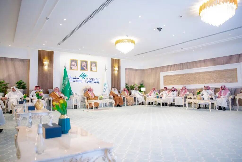 يجتمع مجموعة من الرجال مرتدين الشماغ السعودي أو الغترة السعودية في قاعة بالإضافة إلى الكلابية التطبيقية في القصيم، حيث تزين القاعة أعلام المملكة العربية السعودية ورئيس القيادة وشعار الجامعة على خلفهم. ويناقش الاجتماع مناقشة الحقائب التفاعلية في المنزل.