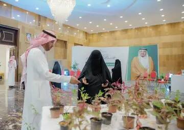 يرتدي الرجل عادة الشماغ السعودي والثوب التقليدي مع ارتداء العباءة السوداء سيدة والنقاب، وذلك من خلال معرض أُقيم في سترة القاعية. يتم النقاش حول ما يتعلق بالتقرير بالهدف الثاني عشر، بينما توزع نباتات صغيرة مزروعة في الاصص الصحيح الصحيح والصورة الكبيرة معلّقة في المكان.