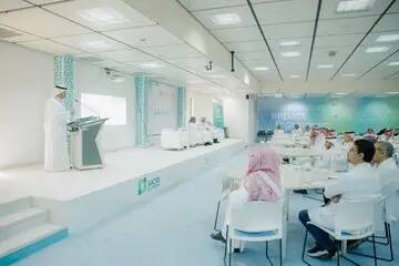 الرجل عادة عادة ما يكون عاديا سعوديا تقليديا في منصة داخل قاعة المؤتمرات الحديثة، مع جمع من الحديثين يكتسب معظمهم الثوب السعودي والشماغ السعودي، حيث يُنصتون إليه ويدونون للملاحظة. وسيتم عرض على الشاشة مناقشات تقرير الهدف الثاني عشر بمشاركة عدد من المشاهدين ضمن جلسة الحوار في المسرح.