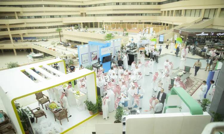 اجتمع عدد كبير من الرجال، الحضور الشماغ السعودي والغترة السعودية، في معرض داخل داخلي يضم أجنحة وعروض متنوعة ردهة واسعة. ولعل ذلك ضمن إطار إبراز الجهود لتحقيق الهدف الثاني عشر، كما هو موضح في التقرير النهائي لجامعة القصيم.