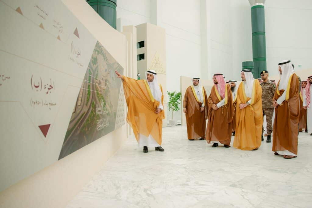 مناقشة مخططات معمارية في مركز الملك عبدالعزيز للمؤتمرات لتعزيز البحث العلمي بجامعة القصيم.