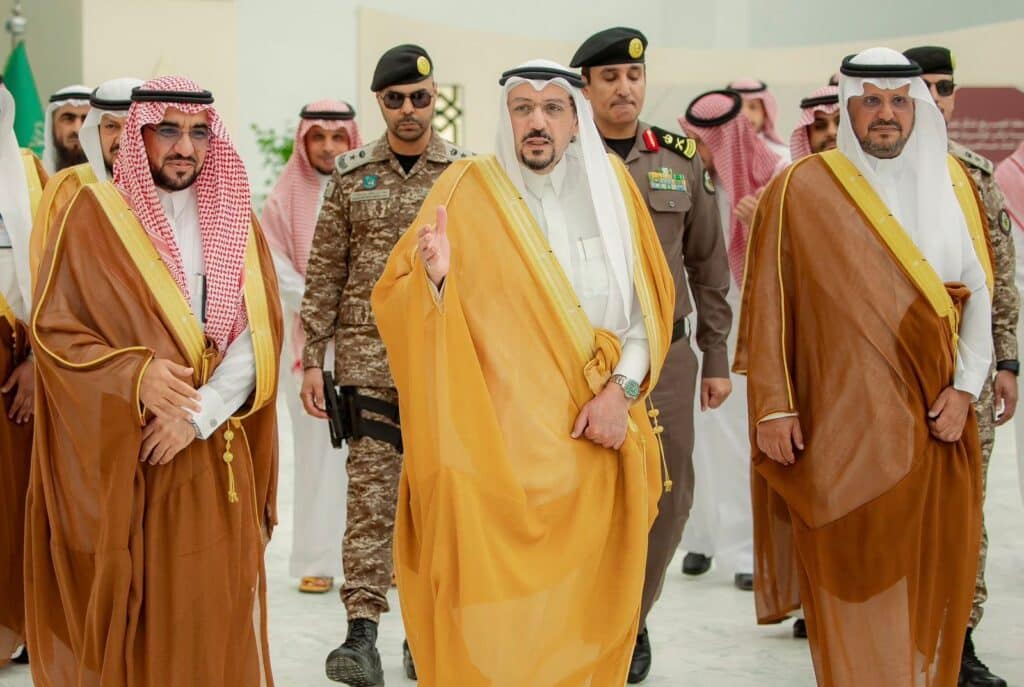 زيارة أمير القصيم وجمع من المسؤولين لمؤتمر أكاديمي في جامعة القصيم.