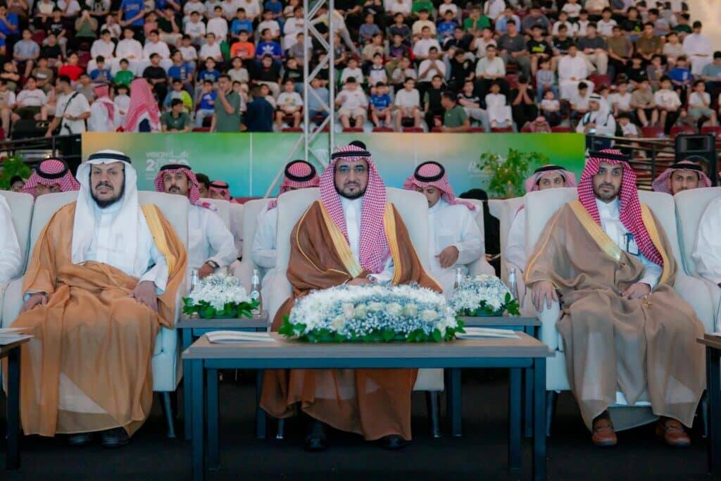 شخصيات أكاديمية بارزة بحفل ختام النادي الصيفي بجامعة القصيم بحضور رئيس الجامعة.