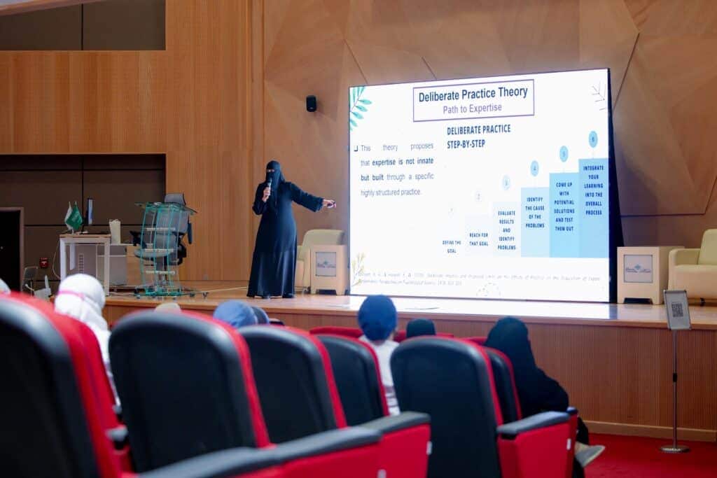 عضو هيئة تدريس تدريس تقدم عرضًا عرضًا أكاديميًا حول نظرية التدريب المتعمد في ملتقى بجامعة القصيم.