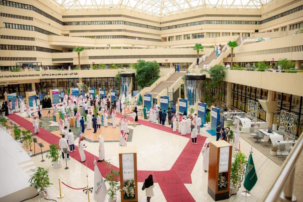 قاعة حديثة تستضيف ملتقى المحاكاة جامعة القصيم مع أجنحة تعريف وأعلام المملكة.