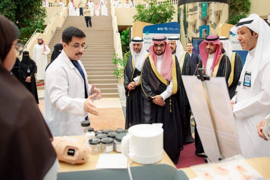 عرض توعوي حول الأجهزة الطبية في معرض المحاكاة القصيم بحضور عدد من المهتمين.