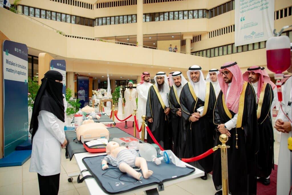 محاكاة تدريبية للإنعاش القلبي بجامعة القصيم ضمن فعالية أكاديمية للرعاية الصحية.