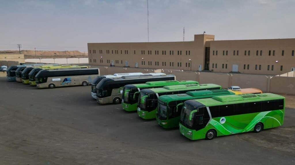 جامعة القصيم للنقل الجامعي للطالبات في ساحة الانتظار استعداداً للجولات الدراسية.