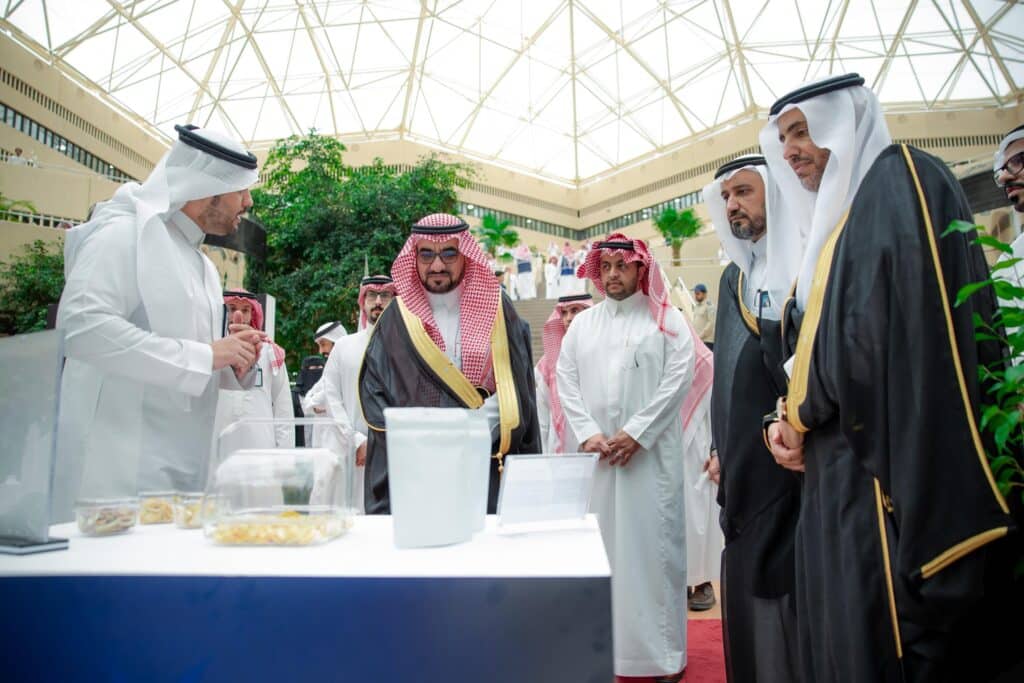 يشاركون يناقشون عينات غذائية في معرض معرض القصيم ضمن فعاليات أسبوع الفضاء العالمي.