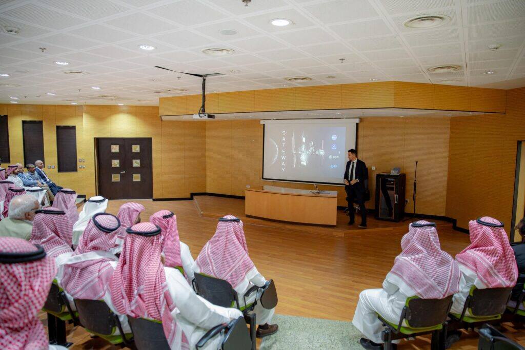 تقديمي عن الأسبوع العالمي للفضاء في قاعة مؤتمرات بجامعة القصيم.