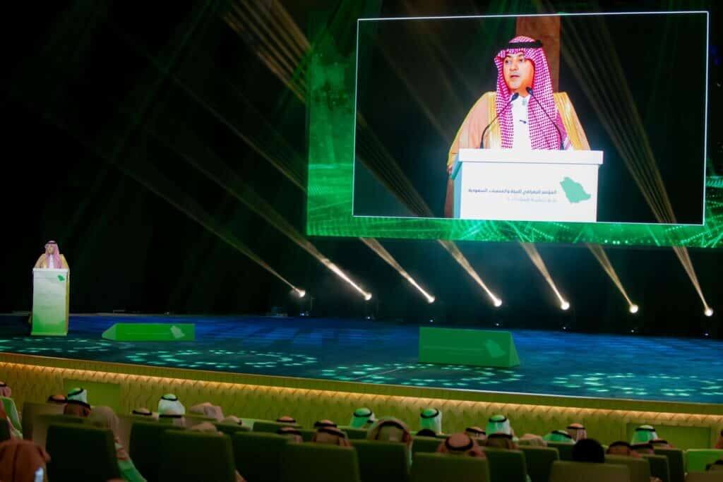 A speaker delivers a speech at a geography conference at Qassim University.