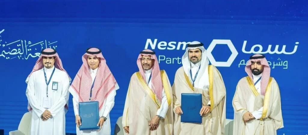 تكريم مشاركين في مبادرة ترشيد استهلاك المياه بجامعة القصيم أمام شعار نسمات.