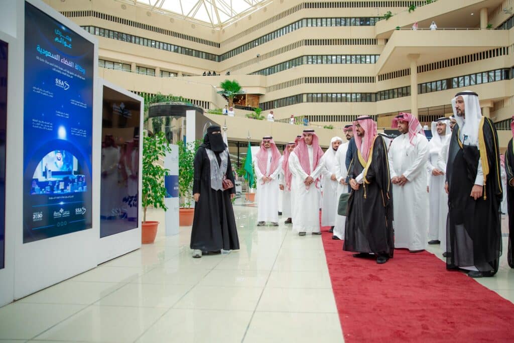 طلاب ومنسوبو جامعة القصيم خلال فعالية الأسبوع العالمي للفضاء في الجامعة.