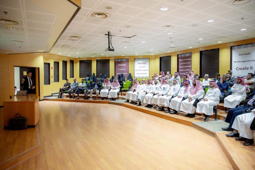 حضور أكاديمي في قاعة جامعة القصيم للاستماع لمحاضرة عن الفضاء العالمي.
