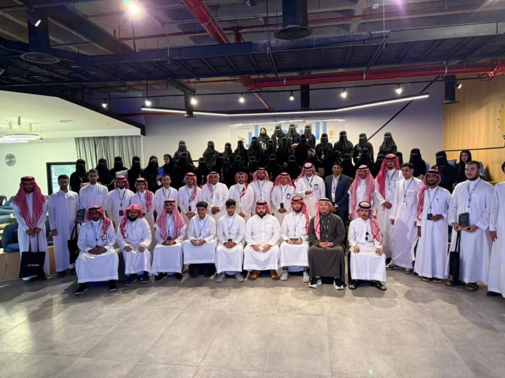 مجموعة من المشاركين في فعالية الأمن السيبراني بجامعة القصيم صورة جماعية رسمية.