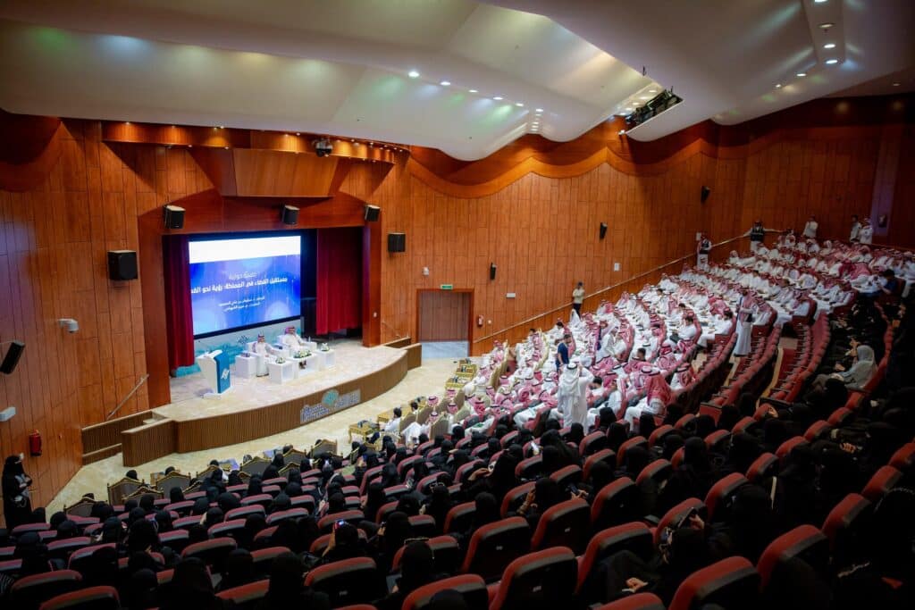 قاعة كبرى بجامعة القصيم تستضيف معرض عوالم بحضور أكاديمي وسط أجواء علمية مميزة.