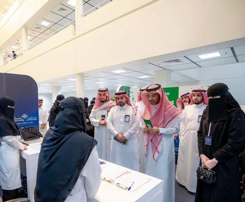حضور ملتقى البحث العلمي لكل العلوم بجامعة القصيم في أكاديمية أكاديمية حديثة.