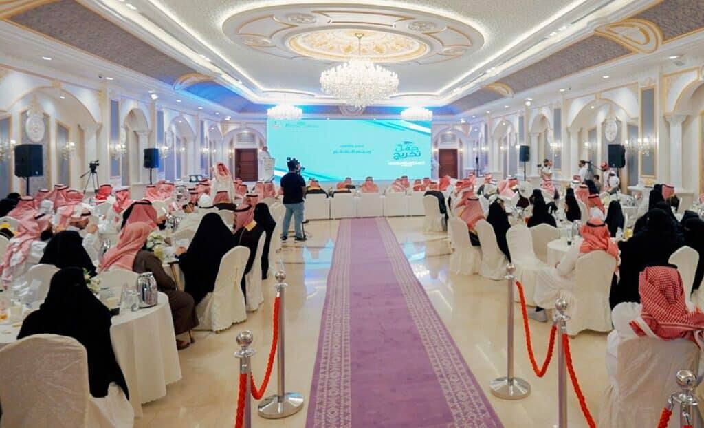 حفل رسمي متعلق بأمن الدولة بقاعة فخمة في جامعة القصيم بحضور منسوبيها.