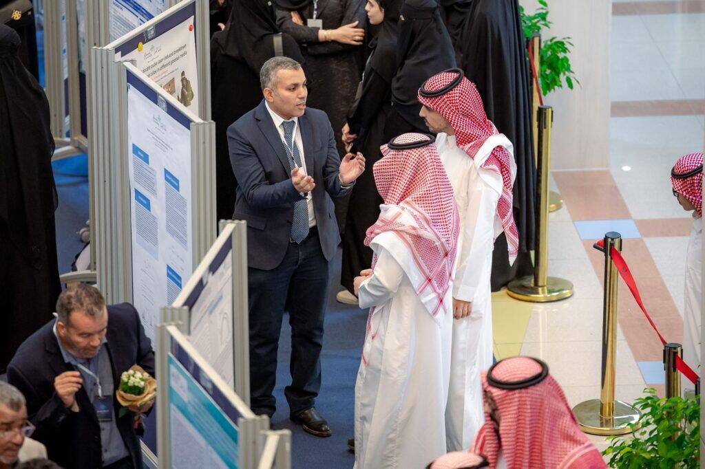 حضور ملتقى البحث العلمي 2025 بجامعة القصيم، وتبادل النقاش الأكاديمي بين المشاركين.