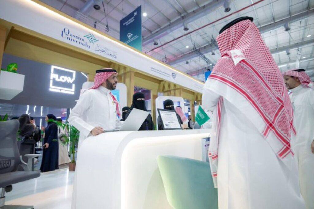 جناح تفاعلي لجامعة القصيم بمعرض أكاديمي يبرز الخدمات الرقمية والهيدروليكية السعودية.