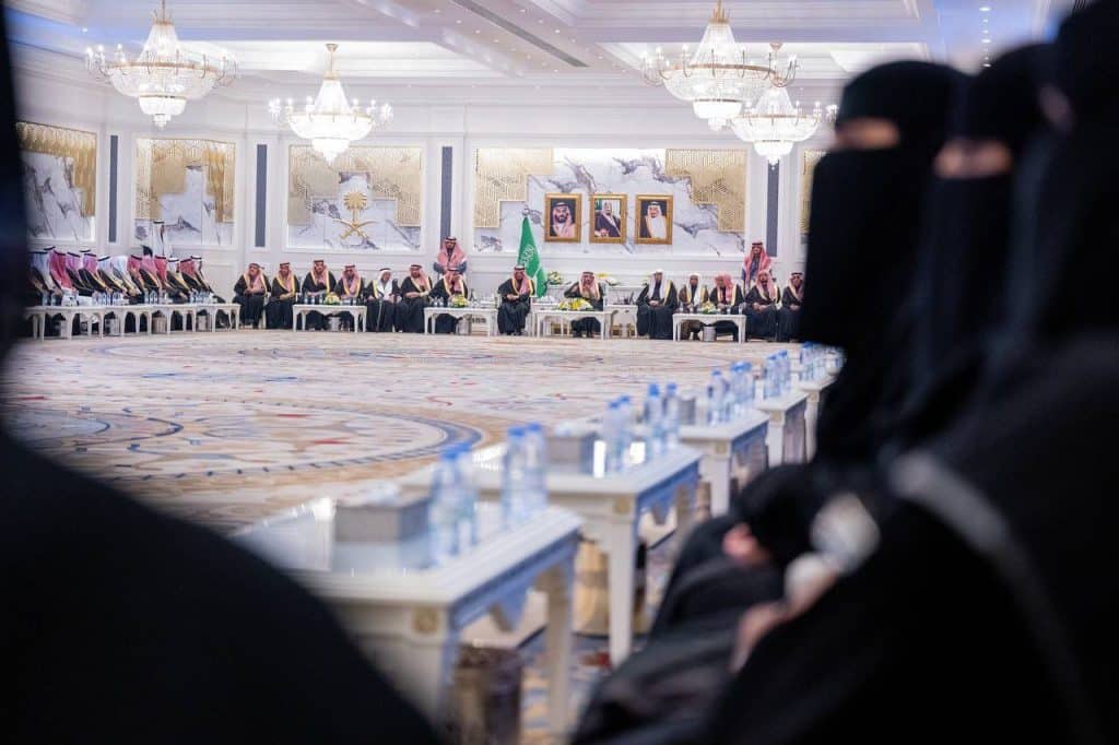 اجتماع رسمي لجامعة القصيم في قاعة كبرى بحضور أمير المنطقة وقيادات الكلية التطبيقية.