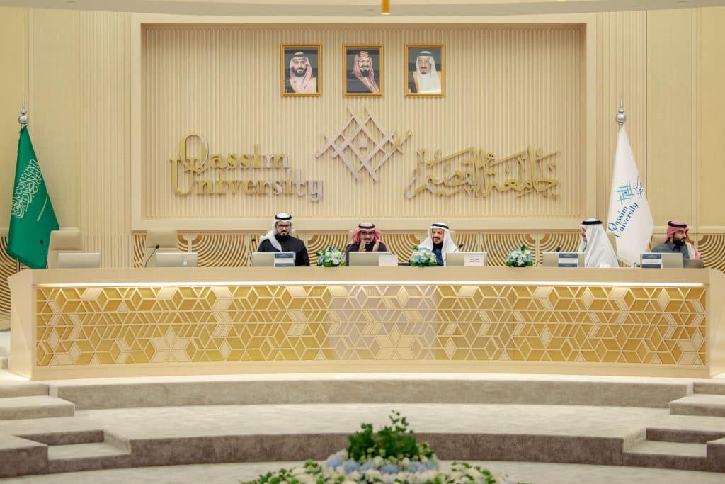 اجتماع لجنة عمد شؤون الطلاب بجامعة القصيم لمناقشة تطوير مهارات الطلاب في بيئة أكاديمية.